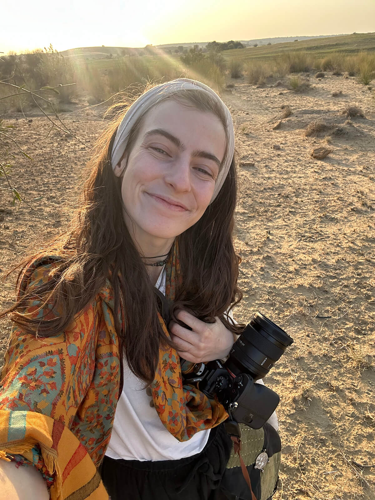 Selfie of Caro with her camera in the Indian desert at sunset