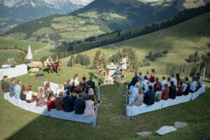 Wide-angle view of the wedding ceremony location at Kraftalm with mountain views