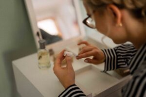 Over-the-shoulder photo of the bride painting her nails