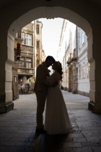Silhouette of a couple with Innsbruck’s old town in the background