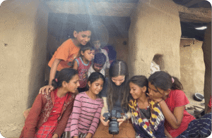 Photographer Caro shows 8 indian kids photos on her camera